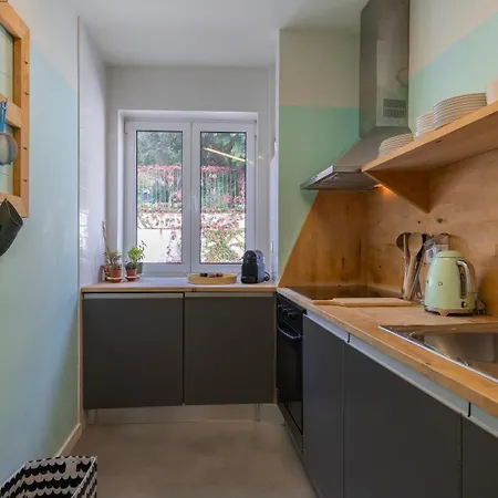 Vintage With Castle View By Lovelystay 아파트