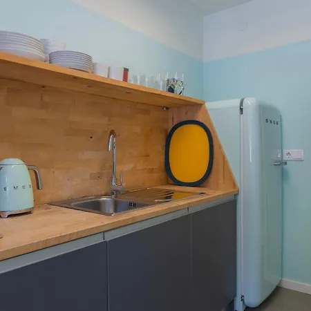 아파트 Vintage With Castle View By Lovelystay